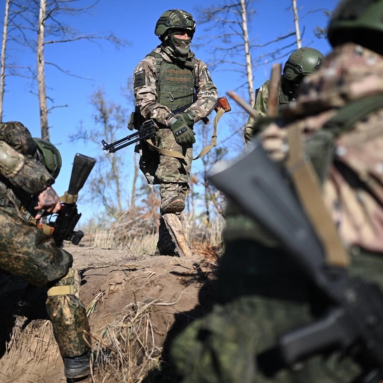 Военные ветераны и действующие военнослужащие - те, кто имеет право на военные пенсии, получат прибавку к ежемесячным выплатам в рамках отдельной корректировки военных пособий. Это повышение будет автоматически применено к тем, кто уже получает военные пенсии по состоянию на начало 2026 года.