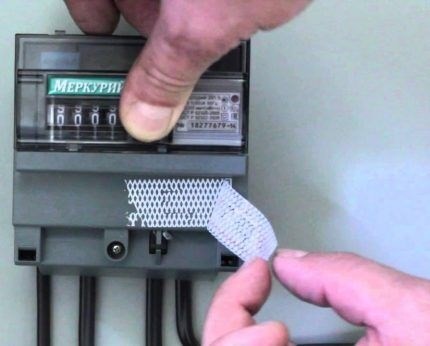 Принцип работы магнитной пломбы электросчетчика