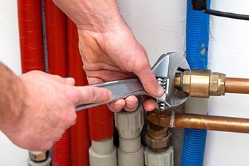 Когда следует обратиться к специалисту по устранению стучания водопроводных труб?