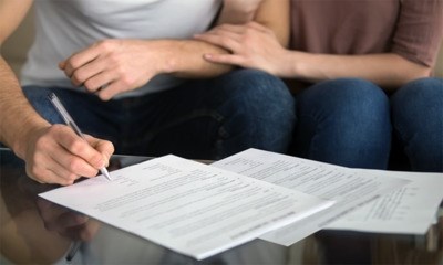 Как правильно переоформить земельный участок на супругу?