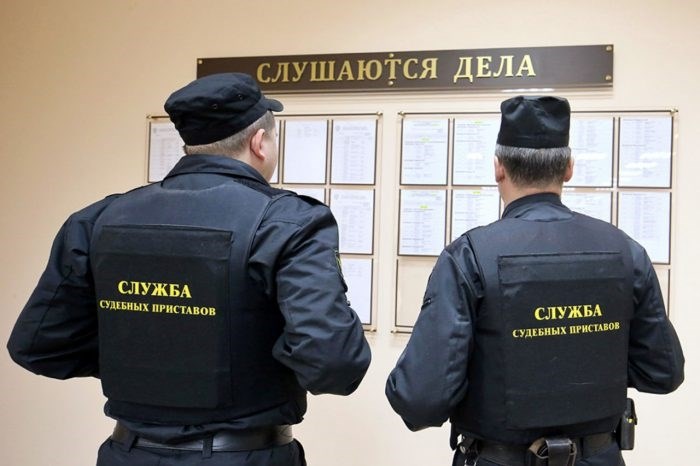 Сколько зарабатывают судебные приставы