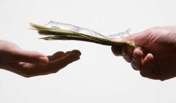 ОБЯЗАН ЛИ РАБОТОДАТЕЛЬ ВЫПЛАЧИВАТЬ МАТЕРИАЛЬНУЮ ПОМОЩЬ