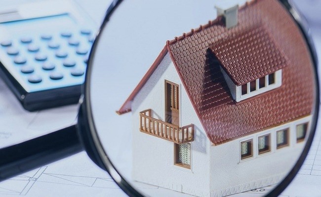 Купили квартиру с прописанным человеком: что делать?