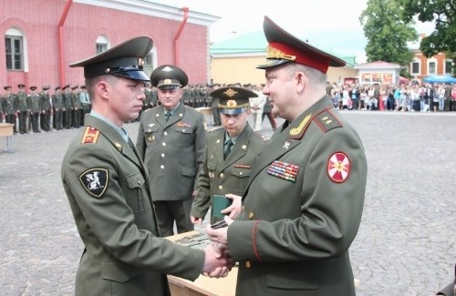 Увольнение военнослужащих по окончанию контракта: выплаты, расчеты, льготы