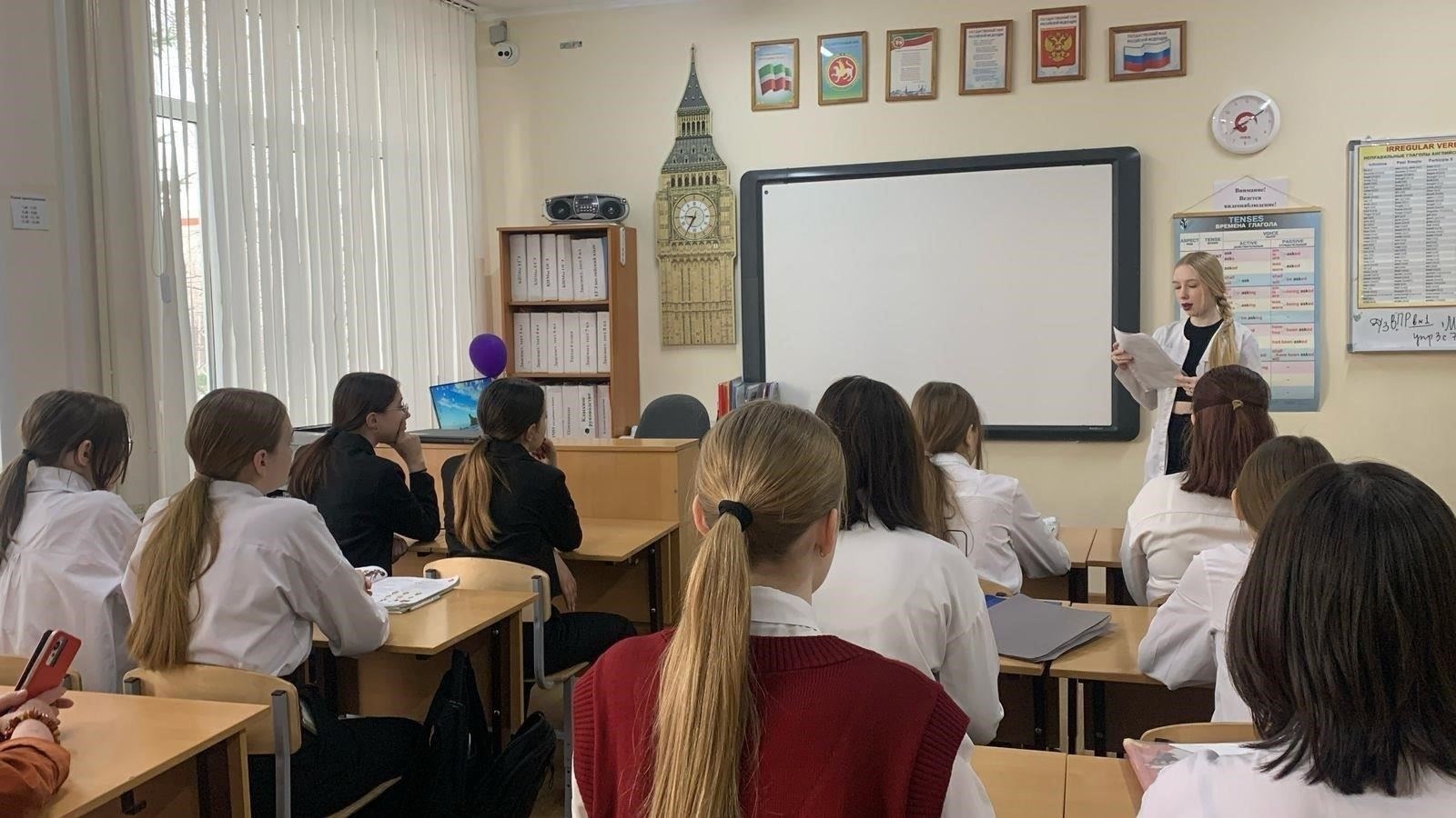 Академические занятия проводятся квалифицированными инструкторами, которые рассказывают о принципах лидерства, стратегии и физической подготовки. Во время этих занятий студенты должны применить полученные знания в смоделированных сценариях, где они принимают решения в режиме реального времени. Программа включает в себя физические упражнения, направленные на развитие выносливости и силы, что очень важно для развития чувства личной стойкости. Кроме того, запланированы учения, в ходе которых студенты чередуют различные роли в команде, что позволяет им понять динамику работы службы.
