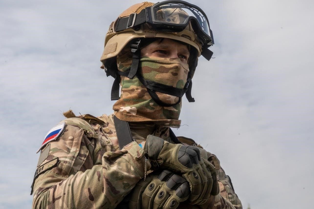 Бывшие военнослужащие: В отношении лиц, вышедших в отставку или покинувших вооруженные силы, юрисдикция военных прокуроров ограничена, за исключением случаев, когда лицо продолжает пользоваться преимуществами статуса военнослужащего, например, получает пенсию или другие компенсации, связанные с военной службой.