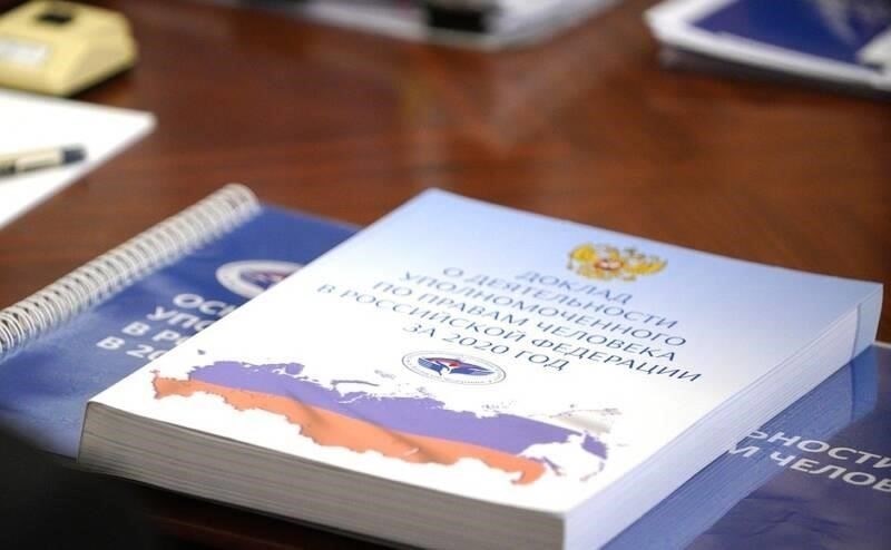 Если удостоверение не возвращено в течение разумного времени, вам следует перевести дело в более серьезную плоскость. Сначала обратитесь к уполномоченному сотруднику или руководителю. Если вопрос остается нерешенным, передайте жалобу вышестоящему руководству или в соответствующий орган. Вы также можете обратиться в соответствующие государственные органы или к военным чиновникам, чтобы сообщить о сложившейся ситуации. При необходимости рассмотрите возможность подачи официальной жалобы или обратитесь за помощью к юрисконсульту.