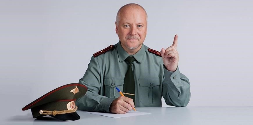 Если военнослужащий уволен или находится в отставке, то он сталкивается с меньшими ограничениями. В этом случае они могут свободно регистрировать индивидуальное предпринимательство в любой сфере. Однако для некоторых профессий могут потребоваться дополнительные лицензии или сертификаты. Для получения необходимых документов военнослужащему следует обратиться в местные органы власти или налоговую инспекцию. Например, бывшему военному, открывающему бизнес в Кемерово, может потребоваться консультация в местной налоговой службе, чтобы разобраться в местных правилах ведения бизнеса.