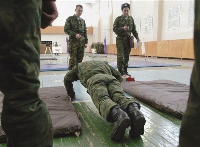 Физическая подготовка: Военнослужащие должны демонстрировать высокий уровень физической готовности, который оценивается с помощью регулярных тестов на физическую подготовку, включая сдачу нормативов и тестов по физической подготовке (например, тест на физическую готовность).