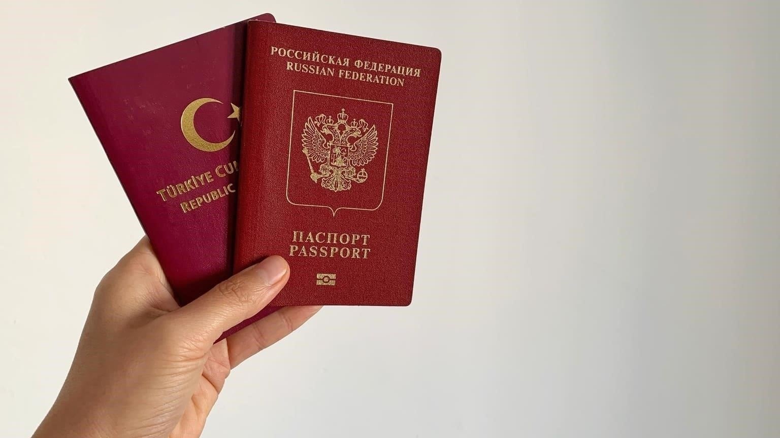 Гражданам с двойным гражданством следует узнать, требует ли их родная страна прохождения службы, если они проживают за границей.