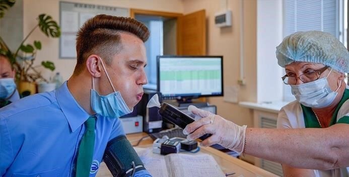 Медицинское освидетельствование при приеме на работу в органы федеральной службы безопасности в России включает в себя тщательную оценку состояния здоровья и четкие критерии исключения. Эти критерии основаны на различных состояниях здоровья, которые не позволяют выполнять обязанности, требуемые федеральными органами. Лицо может быть дисквалифицировано, если оно не соответствует установленным нормам здоровья. Они включают в себя как предварительную, так и ежегодную оценку состояния здоровья.
