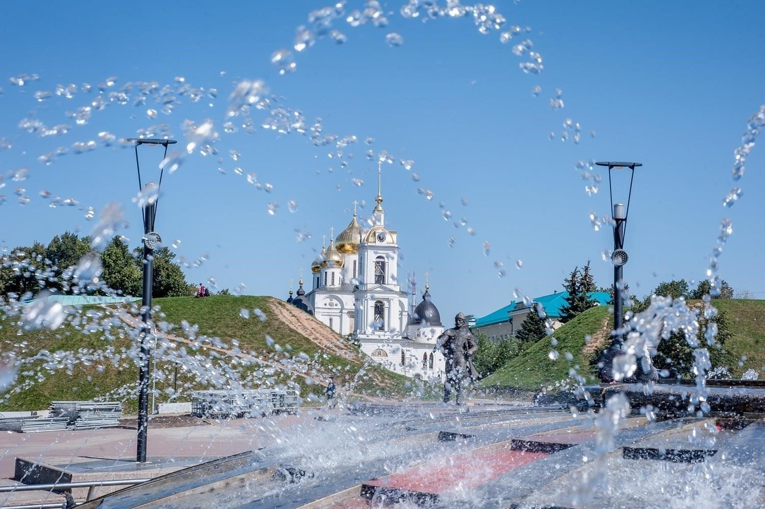 Места, которые обязательно нужно посетить любителям праздников Сахаровский парк: Эта территория превращается в зимнюю страну чудес со световыми инсталляциями, концертами под открытым небом и сезонными аттракционами. Парк превращается в настоящее убежище, идеальное для вечерних прогулок и живописных моментов.