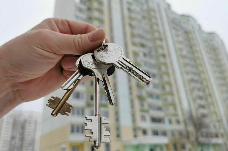 Министерство обороны скорректировало правила предоставления жилищных кредитов военнослужащим, чтобы решить проблемы, вызванные существующими финансовыми ограничениями. Эти изменения призваны упростить для военнослужащих процесс получения кредита на жилье, особенно в свете роста стоимости жилья. Согласно новым правилам, военнослужащие могут получить доступ к более крупным суммам займов, которые больше не ограничиваются прежними кредитными лимитами. Этот шаг соответствует цели министерства - повысить финансовую стабильность семей военнослужащих и расширить возможности приобретения жилья. Кроме того, отменив некоторые ограничения, наложенные Центральным банком Российской Федерации, Министерство обороны намерено сделать процесс приобретения недвижимости более доступным для военнослужащих, которые ранее сталкивались с ограничениями существующих условий кредитования. Реформы направлены на облегчение бремени тех, кто остро нуждается в помощи с жильем. Теперь военнослужащие смогут воспользоваться более гибкими условиями кредитования, что позволит им приобрести жилье без прежних ограничений, которые затрудняли получение кредита. Ожидается, что изменения будут введены в действие в ближайшее время, что позволит облегчить положение многих военнослужащих, которые сталкивались с трудностями из-за высоких требований к ипотеке.