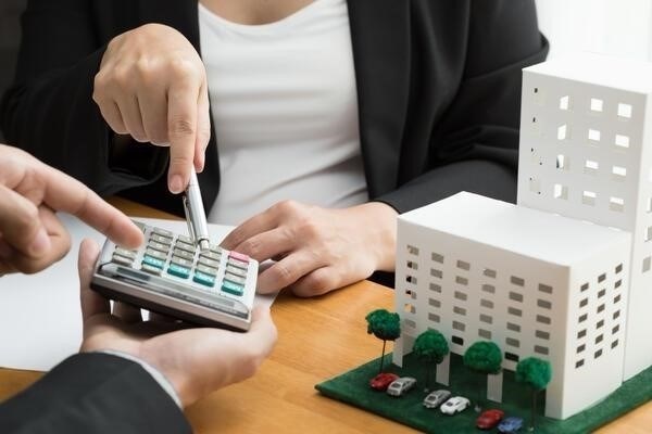 Понимание обязательств по НДФЛ при продаже недвижимости, унаследованной от супруга