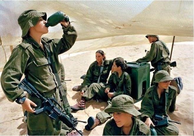 Призыв в армию в Израиле начинается с 18 лет, и все мужчины и большинство женщин обязаны пройти службу. В случае определенных исключений, например, по медицинским показаниям или религиозным убеждениям, люди могут быть отстранены от службы, но при этом остаются в резерве. Лица, не годные к службе, не лишены возможности быть призванными в периоды угрозы национальной безопасности.