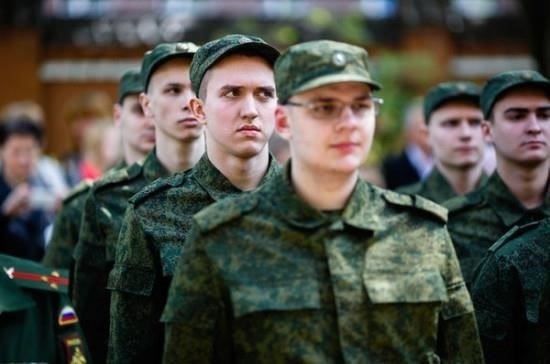 Российские власти ожидают, что все годные к службе мужчины, как правило, в возрасте от 18 до 27 лет, должны пройти обязательную службу, если у них нет уважительной причины, например проблем со здоровьем, которые должны быть подтверждены официальными медицинскими документами. Непредставление необходимых доказательств военкомату может привести к штрафу или аресту.
