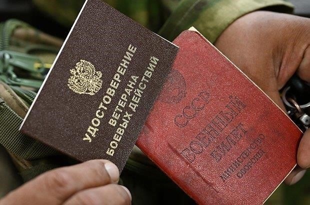 Современный военный билет обладает многочисленными преимуществами с точки зрения безопасности, функциональности и доступности. Каждому военнослужащему выдается карта, которую можно использовать не только для идентификации, но и для совершения транзакций, доступа к услугам и других важных функций. Эти удостоверения личности оснащены множеством технологий, призванных упростить военные операции и повысить удобство для военнослужащих. Ниже перечислены основные характеристики карты: