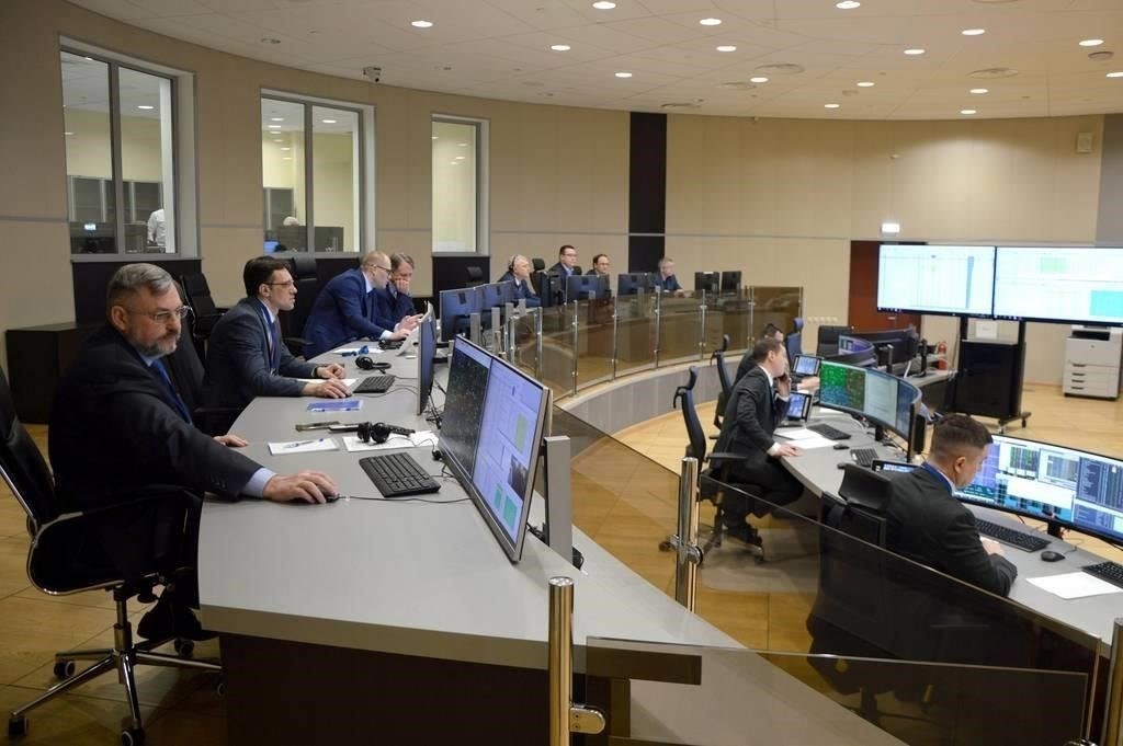 В Беларуси комплексная система оперативного контроля гарантирует, что весь персонал знает свои функции и может оперативно действовать в чрезвычайных ситуациях. Дежурный начальник должен всегда иметь доступ к сети защищенной связи и быть в состоянии связаться со своей командой в любое время. Необходимо регулярно проверять списки безопасности, чтобы персонал знал обо всех охраняемых зонах, требующих постоянного наблюдения.