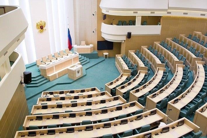 В ходе дискуссий в Государственной Думе также отмечалось, что нынешний кадровый состав вооруженных сил не соответствует современным оперативным потребностям, и предложение об увеличении срока призыва направлено на устранение этого пробела. В то время как некоторые законодатели отмечали возможные трудности для молодых призывников, другие утверждали, что этот план будет способствовать созданию более боеспособной и эффективной армии. Согласно заявлениям, изменения в законе будут направлены на улучшение подготовки и эффективности призывников в течение длительного периода.