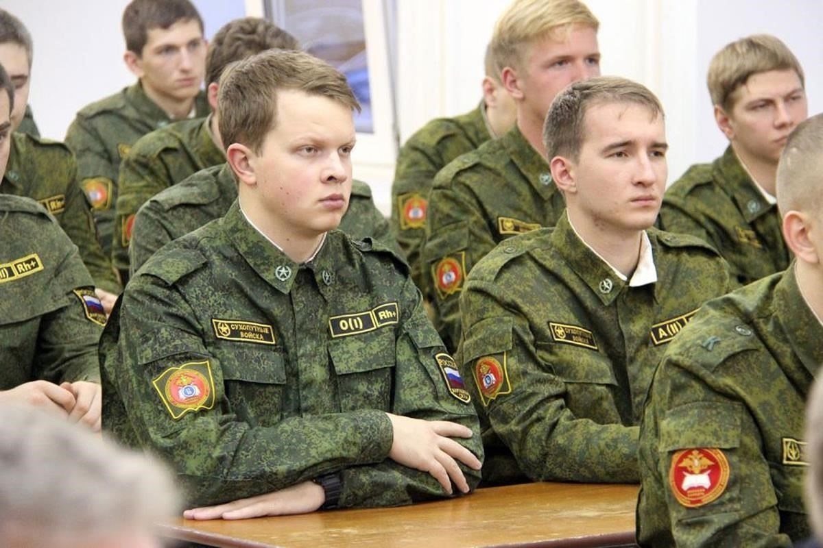 Военнослужащие должны соблюдать законы и правила, регулирующие военную службу в своей стране. На этих граждан распространяются особые права и обязанности, которые подробно описаны в действующей нормативно-правовой базе.